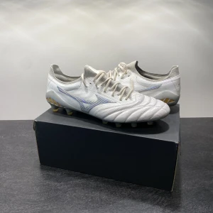 Mizuno fotbollskor - Säljer mizunos som blev endast använda i en vecka, köpta för 3100kr, skick 9/10
