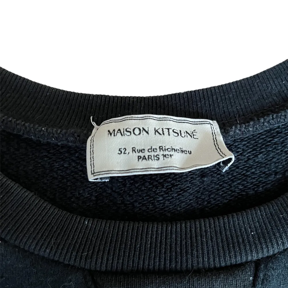 Maison Kitsuné Sweatshirt. Tröjan är i mycket bra skick utan fläckar eller skador. Känn dig fri att fråga om du undrar något!. Tröjor & Koftor.
