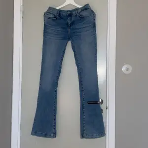 SUPER snygga jeans från LTB  Dom är low Waist med bootcut i modellen Fallon. Säljer för 400 och är köpta för 900 
