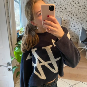 Stickad teöja - Stickad tröja från Carin Wester, kommer tyvärr inte till användning längre💙 storlek xs men passar mig med s/m också!