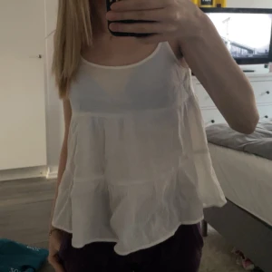 Vitt volang linne  - Väldigt basic linne ifrån H&M. Köpt för 250kr. Använt de mycket men inte defekter och super fint!