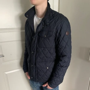 Ralph Lauren field jacka  - Säljer en sjukt snygg Ralph Lauren field jacka! Storlek M!  Hör gärna av dig om du har frågor!