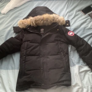 Canada goose - En jättefin jacka bra kvalite använt cirka 5 månader pris 8500 säljer för 3500 kan diskuteras om pris men den är i storlek S men passar M
