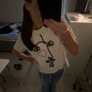 så snygg t-shirt med tryck - så snygg t-shirt med tryck ifrån zara i storlek S, perfekt till våren/sommaren