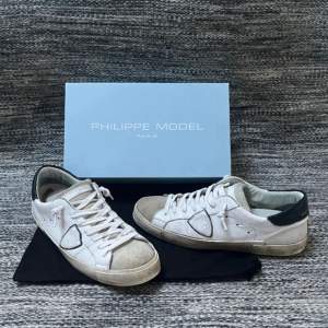 Säljer dessa feta Phillip model skor i storlek 40 men passar upp till 42. Säljer för 2700kr, Ny pris 3800kr.  Skick 8/10. (Inget og tillkommer) 