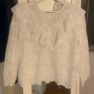 Blus med volang  - Säljer min super söta blus, den har aldrig använts och är därför i toppenbra skick. Det är dragkedja baktill 🥰skriv om ni vill ha bild på hur den sitter på! Skriv även innan ni trycker ’köp nu’ 