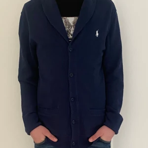 Ralph lauren cardigan/kofta - Nu säljer vi en Ralph lauren cardigan/kofta för ett väldigt bra pris nypriset på denna ligger på runt 3500kr-4200kr och den har ett otroligt bra skick.  Modellen är 178cm på bilden