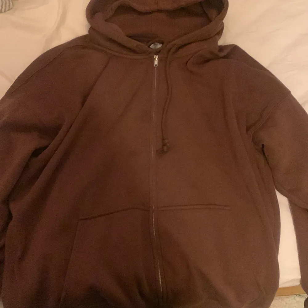 Brun zip hoodie från H&M, oversized och mysig! Knappt använd, pris går att diskuteras. Hoodies.