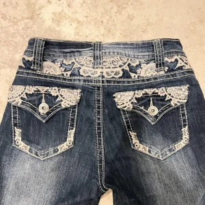 Lågmidjade jeans - Lågmidjade utsvängda jeans köpta second hand🤍🤍 Liknar true religion jeans. Använda typ fyra gånger. Säljer eftersom de inte är min stil längre! Typ Low/mid waist