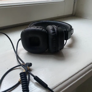 Marshall hörlurar  - Världens bästa hörlurar, de har tjänat mig väldigt gott!! Men jag fick nya hörlurar i present så därav säljer jag dessa, de är använda men i väldigt gott skick! 