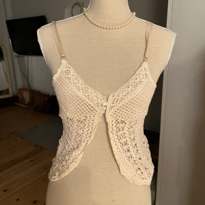 Virkad topp - Fin virkad topp. Justerbara band. 