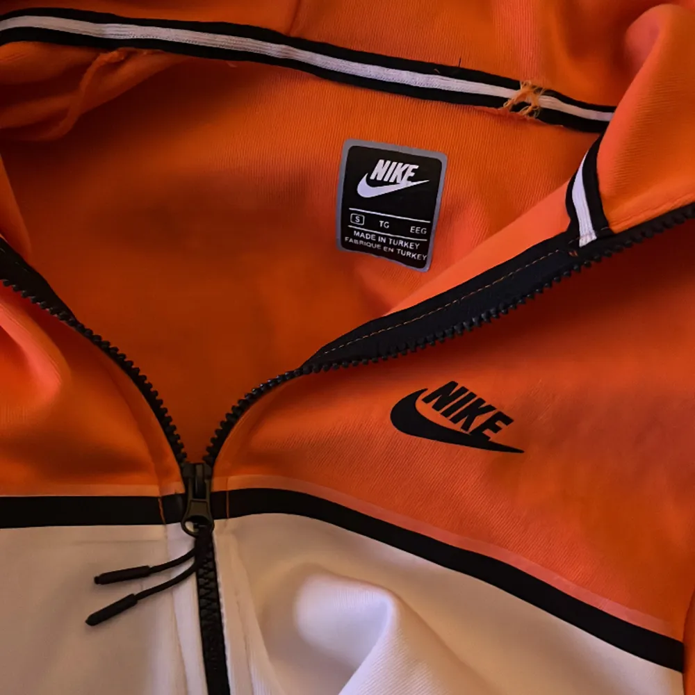 Nike tech fleece mycket bra skick köpt för 1300 säljer för 700. Hoodies.