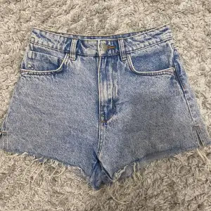 Blåa jeansshorts från Zara, midwaist och superfina. Jag säljer dem pga att dem är för små! Perfekta inför sommaren. Nypris: Ca 300 kr