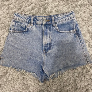Zara - Blåa jeansshorts från Zara, midwaist och superfina. Jag säljer dem pga att dem är för små! Perfekta inför sommaren. Nypris: Ca 300 kr