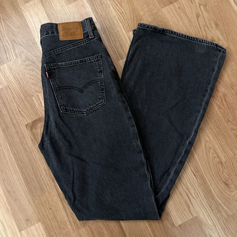 Jeans från Levis i storlek W28 L34, Nyskick. 70's High Flare. Jeans & Byxor.