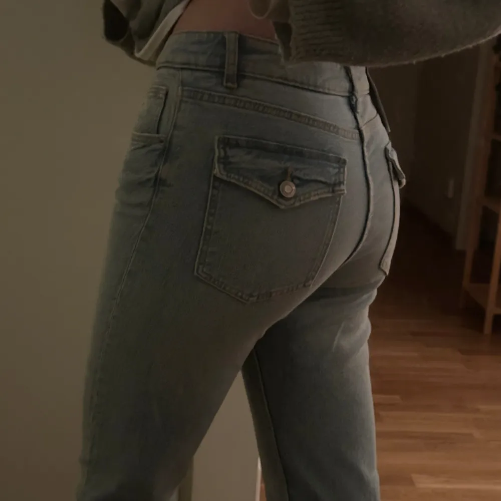 Superfina nya low waist jeans från BERSHKA! Stl 36♥️ säljer pga att de är för korta på mig som är 177!. Jeans & Byxor.