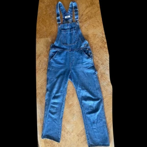 Hängselbyxor  - Superfina hängselbyxor från H&M divided. De är i denim och i storlek 34.