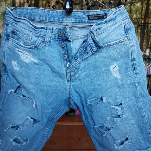 Cubus jeansshorts warn by us - Jeanssjorts från cubus Kan inte hitta stl. Men skulle säga xs. Ej stretch
