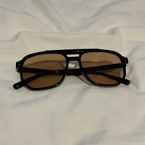 Solglasögon - Tja! Säljer nu dessa svin feta solglasögon som är perfekta till sommaren! || Skick: Helt nya || Finns i 4 olika färger || Bättre priser vid köp av flera varor!