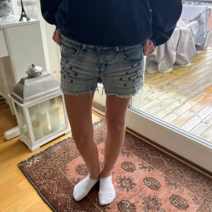 Jeansshorts - Coola jeansshorts med nitar från Vila💘Säljer då de är för stora för mig