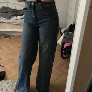 Högmidjade jeans  - Sitter jättefint på en men är lite små på mig, använt en gång 