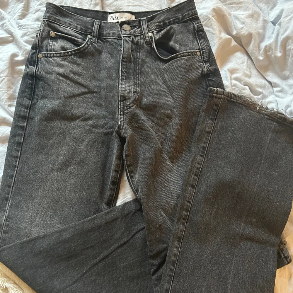 Jeans från zara i storlek 34, medelhög midja ❤️😇. Jeans & Byxor.