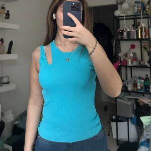 Turkos cut out top bikbok stickad - Stickad topp med speciell design. Jättefin turkisk färg och oanvänd 