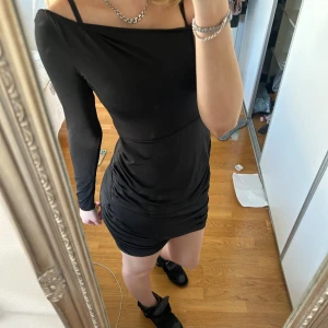 Off shoulder klänning - Super snygg klänning från NA-KD i super bra skick🖤 Storlek M men passar även S