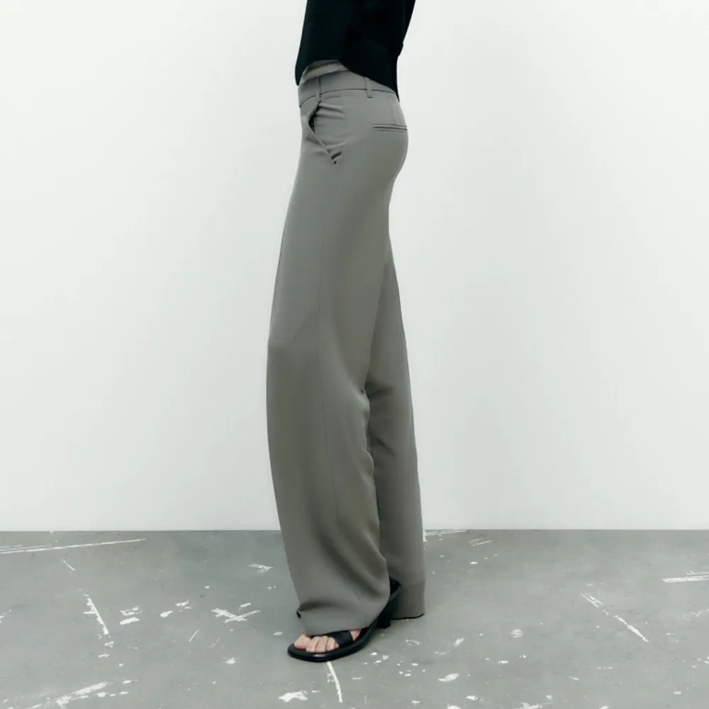 Gråa kostymbyxor från zara, sparsamt använda ✨full längd . Jeans & Byxor.