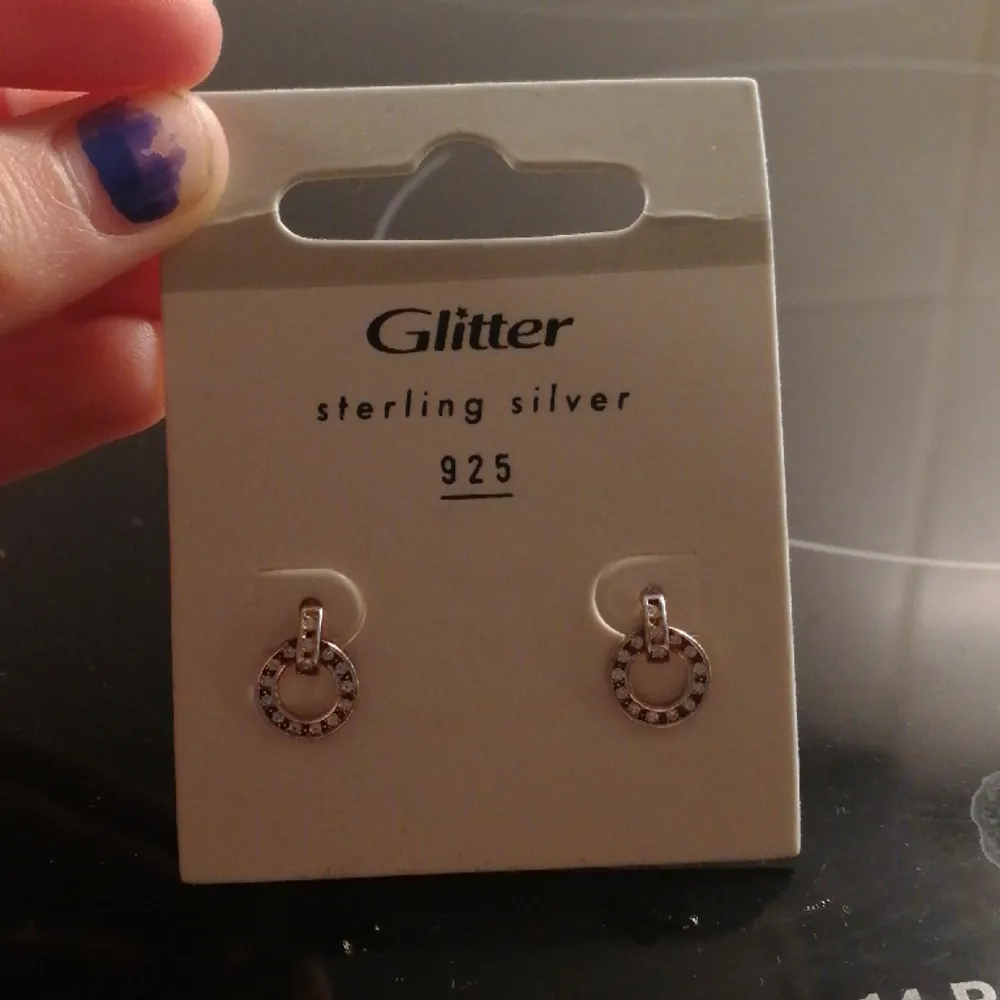 Ett par jättesnygga silver örhängen från glitter! 😍 Nypris: 199 kr Säljer, då jag använder andra örhängen💕 Kontakta mig privat vid intresse! Först till kvarn🥰💗. Blusar.
