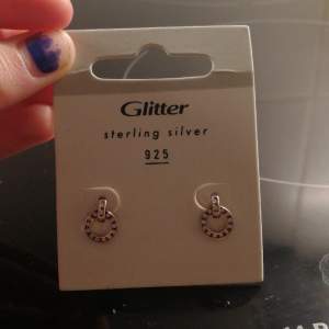 Ett par jättesnygga silver örhängen från glitter! 😍 Nypris: 199 kr Säljer, då jag använder andra örhängen💕 Kontakta mig privat vid intresse! Först till kvarn🥰💗