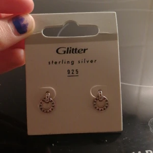 Silver örhängen  - Ett par jättesnygga silver örhängen från glitter! 😍 Nypris: 199 kr Säljer, då jag använder andra örhängen💕 Kontakta mig privat vid intresse! Först till kvarn🥰💗