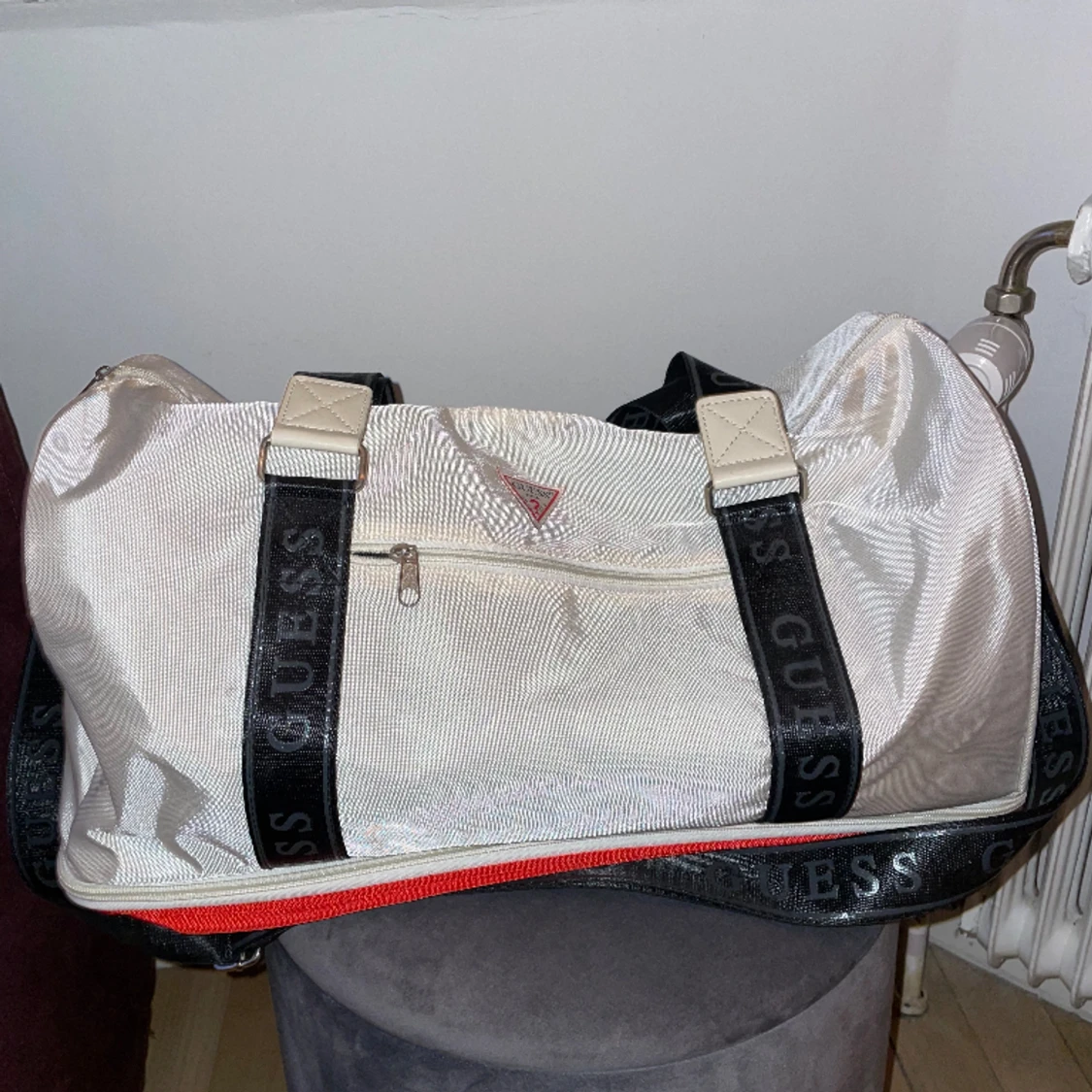 Röd och beige träningsväska