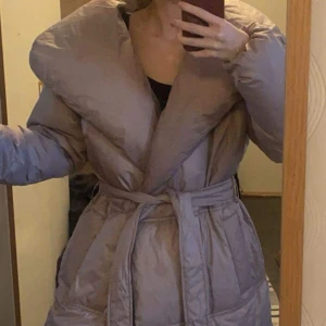 Lång dunjacka  - Helt ny och bara testad, 