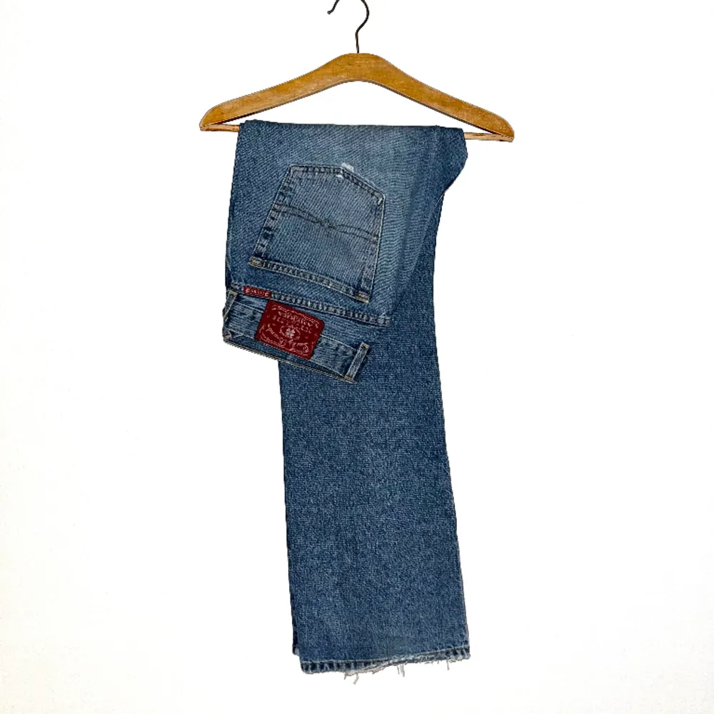 Vi är ett UF-företag som älskar och säljer jeans!💙 Köparen står för frakt💙. Jeans & Byxor.