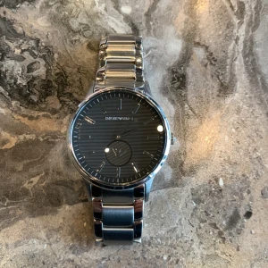Armani klocka - Använt den några gånger. Köpta den för ungefär en månad sen. Har en ny klocka behöver inte den nån mer.  Ny pris: 3000kr Mitt pris: 2000kr Funkar som ny box ingår.