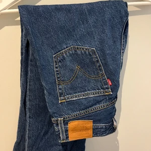 Levis Ribcage ankel  - Levis jeans mörkblå, fint skick! W25 L30