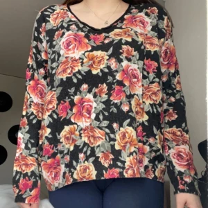 Tröja  - Blommig tröja i M 