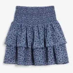 Säljer denna blåa volang kjol från kappahl. Jätte fin model