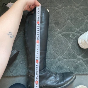 Äldre ridstövlar  - Äldre ridstövlar i storlek 38. Använda mycket så där är en del slitage men dem är hela. Omkrets 34cm.