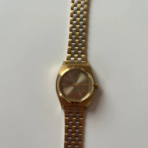 Mindre guldklocka vintage  - Klocka i nyskick med fungerade batteri. Diameter på uret 26 mm. 