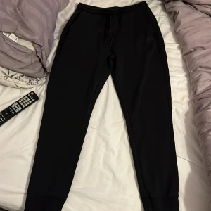 hugo boss byxor - Svarta hugo boss mjukis i bra skick, inget slitage men sista bokstaven i ”BOSS” hänger haövt lite löst. Strlk M.