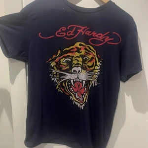 Ed Hardy  - Helt ny  blå ed Hardy T-shirt Priset går att diskutera  Size M 