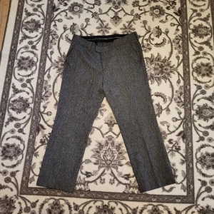 Grå kostym byxor - Haft på mig dom runt 3 gånger. Inte min stil