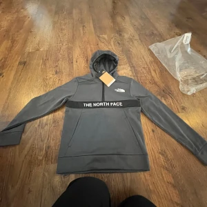The north face hoodie  - Det är en helt oanvänd hoodie från nord  face som är jättebra skick och aldrig använd skrev om ni är intresserade det fins inga dumma frågor😉
