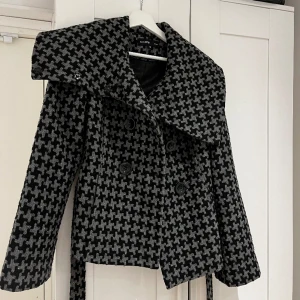 Sara Kelly Jacka  - Säljer denna superfina rutiga jackan från Sara Kelly!! 💞💕