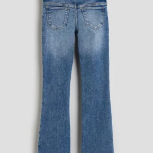 Hm low waist jeans  - Hej hej! Säljer mina hm jeans, man kan ta bort skärpet. Och då är de dubbel knappar. Skriv och ni vill att de ska skickas med.