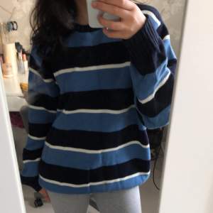 Säljer en blå ”stickad” tröja från Brandy Melville i strl. One Size. Köpt under vintern 22 och har blivit hyfsat använd under 4 månaders tid efter det. 