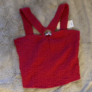 Rosa/ Röd topp - Säljer denna fina exotiska topp i helt ny skick. Prislappen kvar! Storlek S.