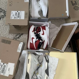 Skor  - Jag fick de i present alla är nya kvitto ingår och box 100%äkta alla är storlek 42. Airforce 1, 1000 Jordan 1, 1400 Jordan 4, 2400 